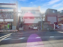 【東京都/東大和市中央】東大和市中央3丁目　売地 現地（古家あり）：写真正面の白い建物がある土地