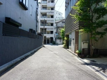 【大阪府/大阪市天王寺区真法院町】大阪市天王寺区真法院町（古家付土地） 前面道路：敷地側より私道（位置指定道路）出口方面