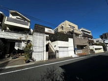 【東京都/大田区上池台】大田区上池台4丁目 土地 現地（古家あり）：写真中央の建物