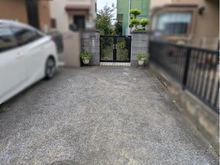 【神奈川県/横浜市瀬谷区三ツ境】横浜市瀬谷区三ツ境　古家付き土地 現地（古家あり）：駐車スペース1台分(車種および建築時の外構プランによります)