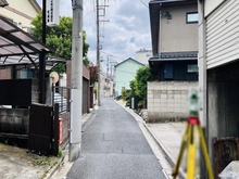 【東京都/荒川区東尾久】荒川区東尾久8丁目　古家付土地 前面道路：右手が対象地