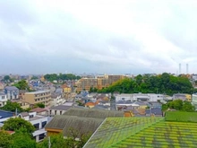 【神奈川県/横浜市鶴見区東寺尾】横浜市鶴見区東寺尾4丁目 土地 建物2階からの眺望（南東向き）隣地よりも敷地が上がっており、開放感があります