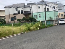 【神奈川県/横浜市鶴見区東寺尾】鶴見区東寺尾3丁目　売地1号地 現地：幅員約7.9mの道路に面した土地
（全5区画／一番右）