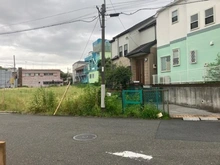 【神奈川県/横浜市鶴見区東寺尾】鶴見区東寺尾3丁目　売地1号地 現地：幅員約7.9mの道路に面した土地
（全5区画／一番右）