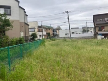 【神奈川県/横浜市鶴見区東寺尾】鶴見区東寺尾3丁目　売地2号地 現地：幅員約7.9mの道路に面した土地
（全5区画／手前）