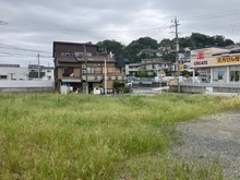 【神奈川県/横浜市鶴見区東寺尾】鶴見区東寺尾3丁目　売地3号地 現地：幅員約7.9mの道路に面した土地
（全5区画／手前）