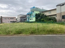【神奈川県/横浜市鶴見区東寺尾】鶴見区東寺尾3丁目　売地3号地 現地：幅員約7.9mの道路に面した土地
（全5区画／一番左）