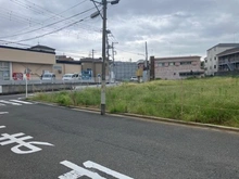 【神奈川県/横浜市鶴見区東寺尾】鶴見区東寺尾3丁目　売地3号地 現地：幅員約7.9mの道路に面した土地
（全5区画／一番右）