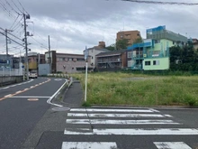 【神奈川県/横浜市鶴見区東寺尾】鶴見区東寺尾3丁目　売地4号地 現地：幅員約7.9m、約9.0mの道路に面した角地
（全5区画／手前）