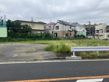 【神奈川県/横浜市鶴見区東寺尾】鶴見区東寺尾3丁目　売地4号地 現地：幅員約7.9m、約9.0mの道路に面した角地
（全5区画／手前）