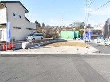【東京都/稲城市若葉台】稲城市若葉台1丁目　建築条件付き　1区画 現地：全9棟　写真中央