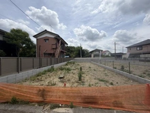 【東京都/稲城市東長沼】稲城市東長沼　1号地 現地：全3区画
写真中央
