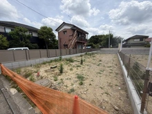 【東京都/稲城市東長沼】稲城市東長沼　1号地 現地：全3区画
写真中央