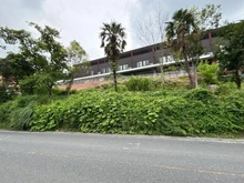 【神奈川県/川崎市麻生区王禅寺東】川崎市麻生区王禅寺東3丁目　土地 現地：建物手前の敷地