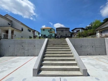 【東京都/町田市鶴川】町田市鶴川3丁目　土地 現地：全2区画
階段上って右
