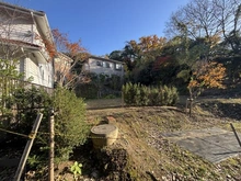 【神奈川県/鎌倉市小町】鎌倉市小町3丁目　土地　A区画/全2区画 現地：A区画/全2区画（写真中央）