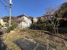 【神奈川県/鎌倉市小町】鎌倉市小町3丁目　土地　A区画/全2区画 現地：A区画/全2区画（写真中央）