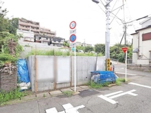 【神奈川県/川崎市宮前区宮崎】宮前区宮崎売地　1区画（全7区画） 現地：1区画：写真中央（全7区画）
