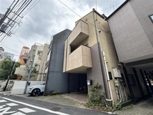 【東京都/港区西麻布】港区西麻布二丁目土地 現地（古家あり）：写真中央