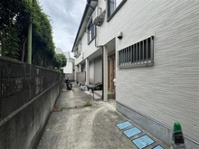 【東京都/港区西麻布】港区西麻布三丁目土地 現地（古家あり）：右側