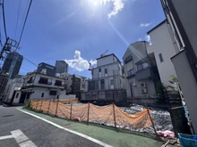 【東京都/港区南青山】港区南青山1丁目　土地 現地：対象不動産は左奥側です（角地部分）。