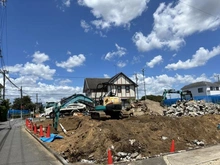 【東京都/狛江市猪方】狛江市猪方3期 4区画 現地：全5区画/現地工事中/画像手前(ショベルカー付近)