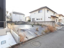 【東京都/多摩市一ノ宮】多摩一ノ宮4丁目1号地 現地：全二区画・写真中央