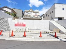 【大阪府/吹田市千里丘中】吹田市千里丘中 売土地 2号地 現地:全2区画、1号棟、2号棟現場