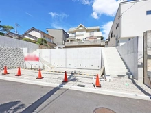 【大阪府/吹田市千里丘中】吹田市千里丘中 売土地 2号地 現地:全2区画、1号棟、2号棟現場