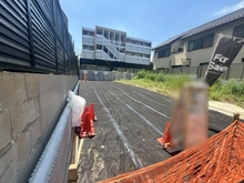 【東京都/文京区大塚】文京区大塚4丁目売地 現地：写真左側　黒シート上の区画