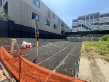 【東京都/文京区大塚】文京区大塚4丁目売地 現地：写真左側　黒シート上の区画