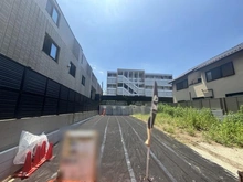 【東京都/文京区大塚】文京区大塚4丁目売地 現地：写真左側　黒シート上の区画