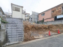 【神奈川県/横浜市鶴見区東寺尾】鶴見区東寺尾2丁目売地　1区画 現地：全3区画（更地の写真左側）