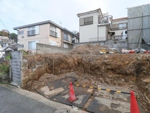 【神奈川県/横浜市鶴見区東寺尾】鶴見区東寺尾2丁目売地　1区画 現地：全3区画（更地の写真左側）