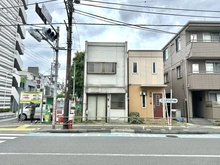 【東京都/文京区西片】文京区西片2丁目土地 現地（古家あり）：向かって正面の白い建物部分