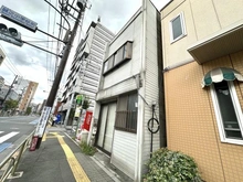 【東京都/文京区西片】文京区西片2丁目土地 現地（古家あり）：正面の白い建物部分