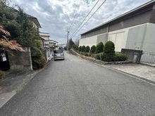 【大阪府/高槻市松が丘】高槻市松が丘2丁目（古家付土地） 前面道路です♪