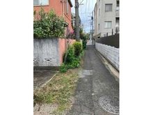 【東京都/武蔵野市吉祥寺東町】東京都武蔵野市吉祥寺東町1丁目 土地 南東側前面道路写真、対象不動産接道部分、南側より撮影。