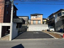 【神奈川県/横浜市港南区上永谷】神奈川県横浜市港南区上永谷3丁目 土地 現地：横浜市ブルーライン「上永谷」駅徒歩9分。さまざまなプランが検討できそうな整形地×平坦地です。