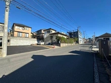 【神奈川県/横浜市港南区上永谷】神奈川県横浜市港南区上永谷3丁目 土地 南西接道につき陽当り良好。既に周囲に建物が建っているので、実際の陽当たりを考慮した設計が可能です。