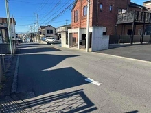 【神奈川県/横浜市港南区上永谷】神奈川県横浜市港南区上永谷3丁目 土地 前面道路幅員は約8m。駐車場を設けた場合も、スムーズに車の出し入れをすることができそうです。