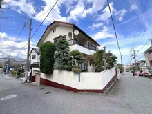 【兵庫県/宝塚市寿楽荘】兵庫県宝塚市寿楽荘 土地 現地：阪急今津線「宝塚南口」駅徒歩11分。採光・通風ともに良好な南西角地。周囲は落ち着いた住宅街です。