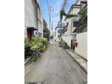 【東京都/世田谷区若林】東京都世田谷区若林1丁目 土地 有効活用できる整形地です。前面道路は南西側、幅員約3.2mの私道。徒歩で外出しやすい平坦な地勢です。