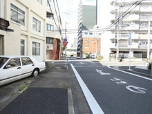 【愛知県/名古屋市中区大須】愛知県名古屋市中区大須1丁目 土地 前面道路幅員は北側約6m、東側約9.9m。駐車場を設けた場合もスムーズに車の出し入れができそうです。