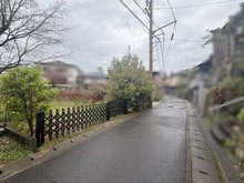【京都府/京都市右京区鳴滝音戸山町】京都府京都市右京区鳴滝音戸山町 土地 前面道路との高低差僅少につき、車や自転車での走行やベビーカーの出し入れなどもスムーズに行えます。
