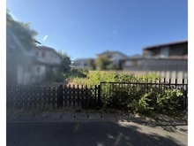 【京都府/京都市右京区鳴滝音戸山町】京都府京都市右京区鳴滝音戸山町 土地 現地：ゆとりある敷地を活かし、広々リビングやお庭、複数台の駐車スペースなど、理想の住まいを実現できます。