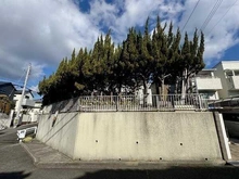 【兵庫県/神戸市須磨区東落合】兵庫県神戸市須磨区東落合2丁目 土地 現況古家があり(木造瓦・スレート葺2階建)、隣家との間隔や窓の位置、陽当りなどをご確認いただけます。