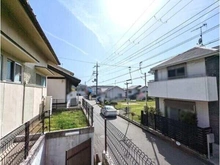 【兵庫県/神戸市垂水区小束山本町】兵庫県神戸市垂水区小束山本町2丁目 土地 徒歩約20mの位置に公園があります。小さなお子様も気軽に外遊びやお散歩に出かけることができます。