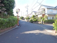 【千葉県/流山市名都借】流山市名都借 土地 西側の公道　北側の眺望　左手は介護施設　緑豊かな住環境が癒されます