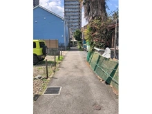 【埼玉県/所沢市有楽町】所沢市有楽町 土地 前面の公道の写真(写真左側が当該物件になります)